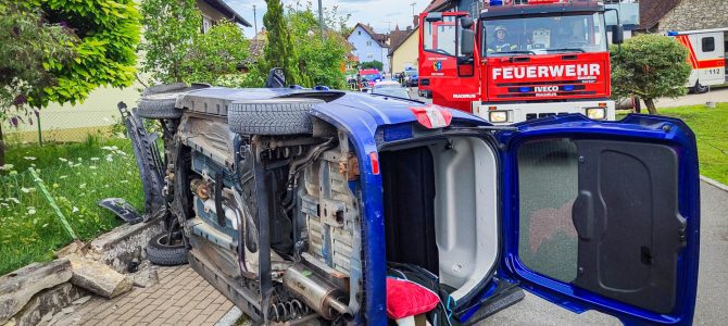 Feuerwehr Abteilung Eigeltingen wird wegen Verkehrsunfall mit eingeklemmter Person alarmiert