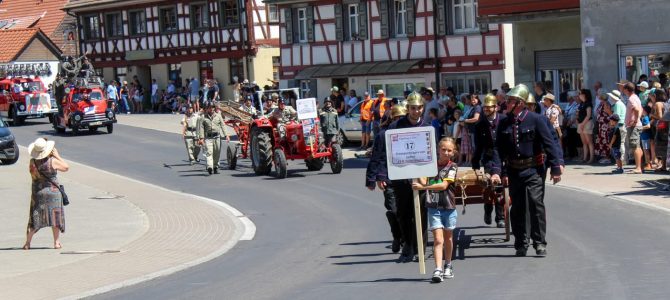 „Vom Löscheimer zum Löschroboter“: Umzug beim Kreisfeuerwehrtag in Eigeltingen